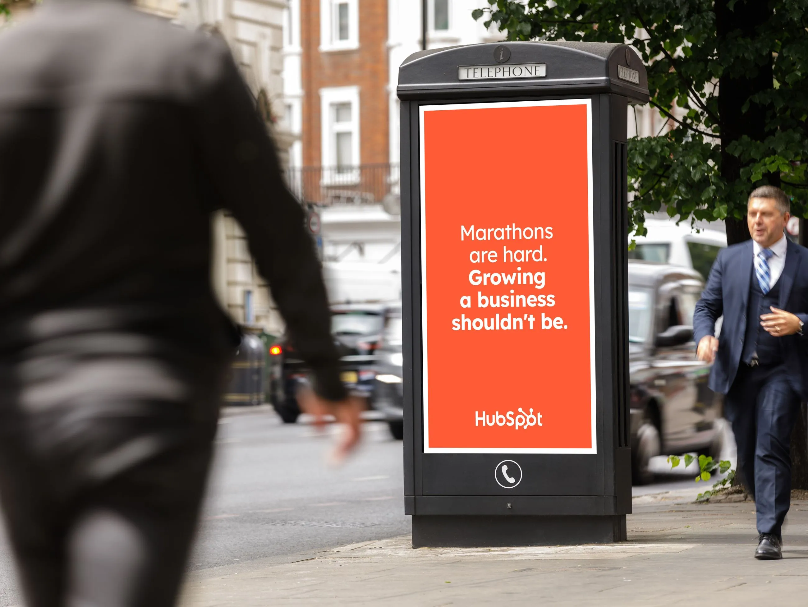 Hubspot advertisement on a roadside digital screen providing a supportive message to the London marathon runners