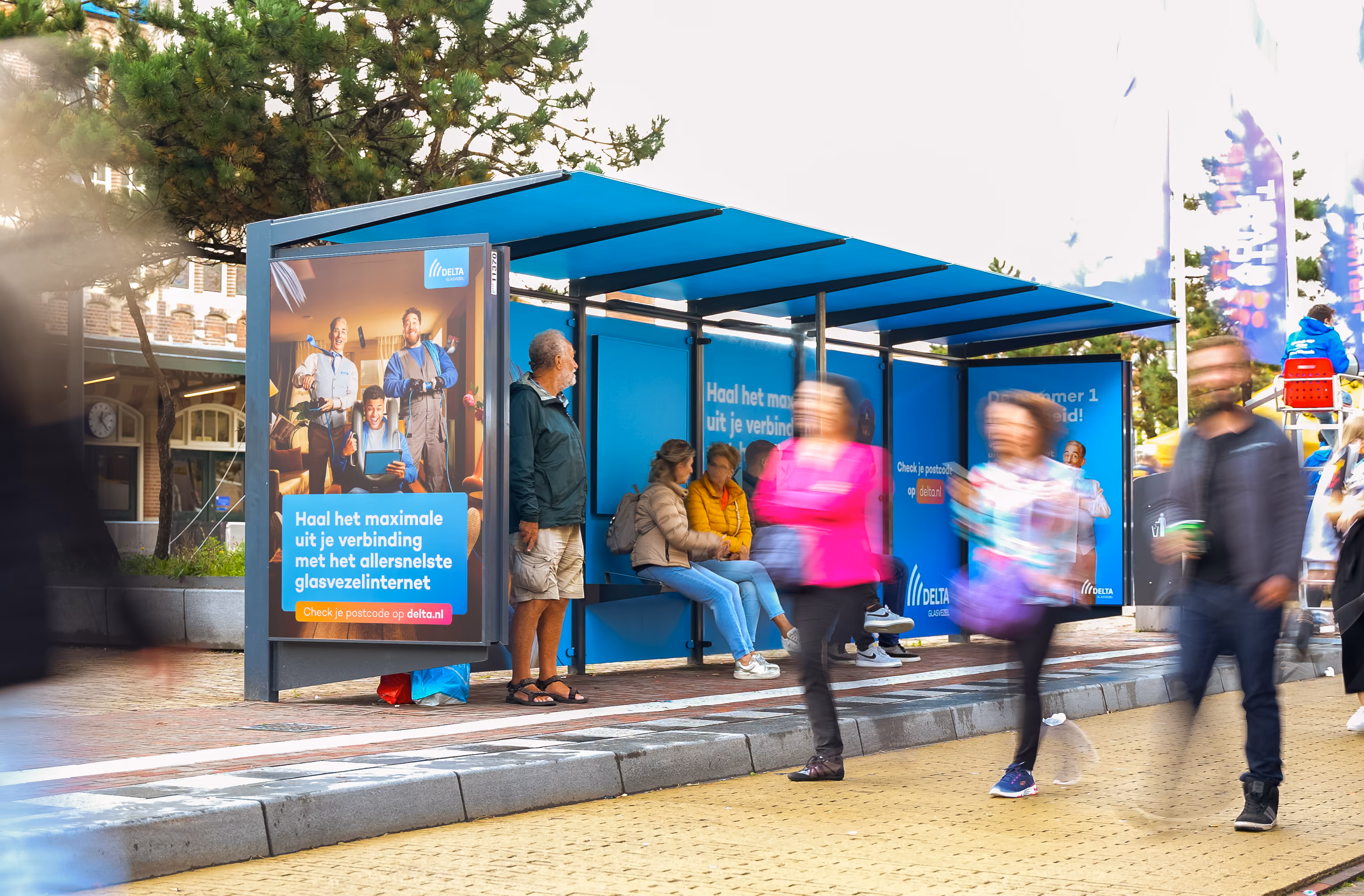 Full Wrap abri in Zandvoort met Delta Fiber als adverteerder