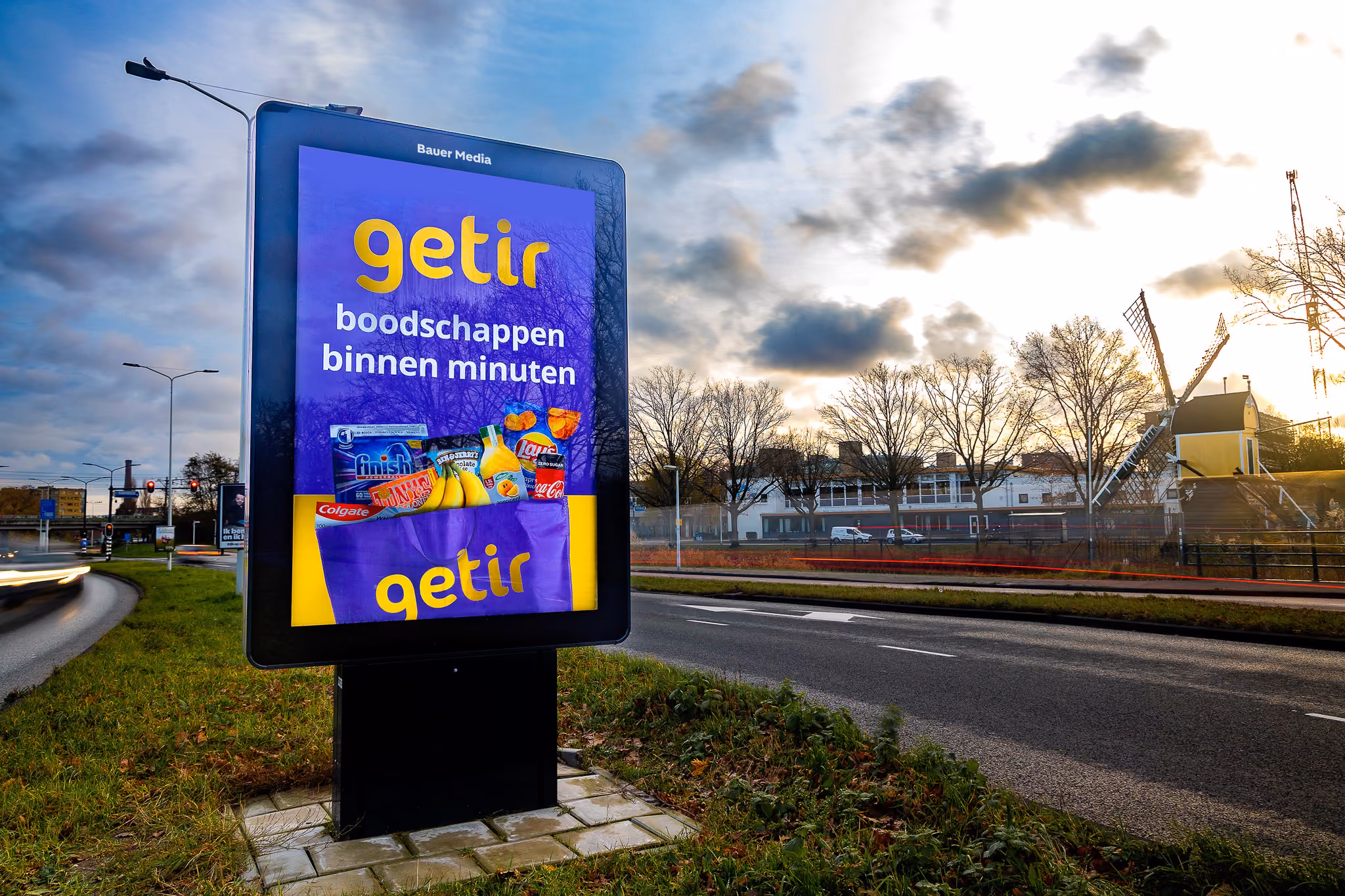 Een Adshel in Gouda met een campagne van Getir