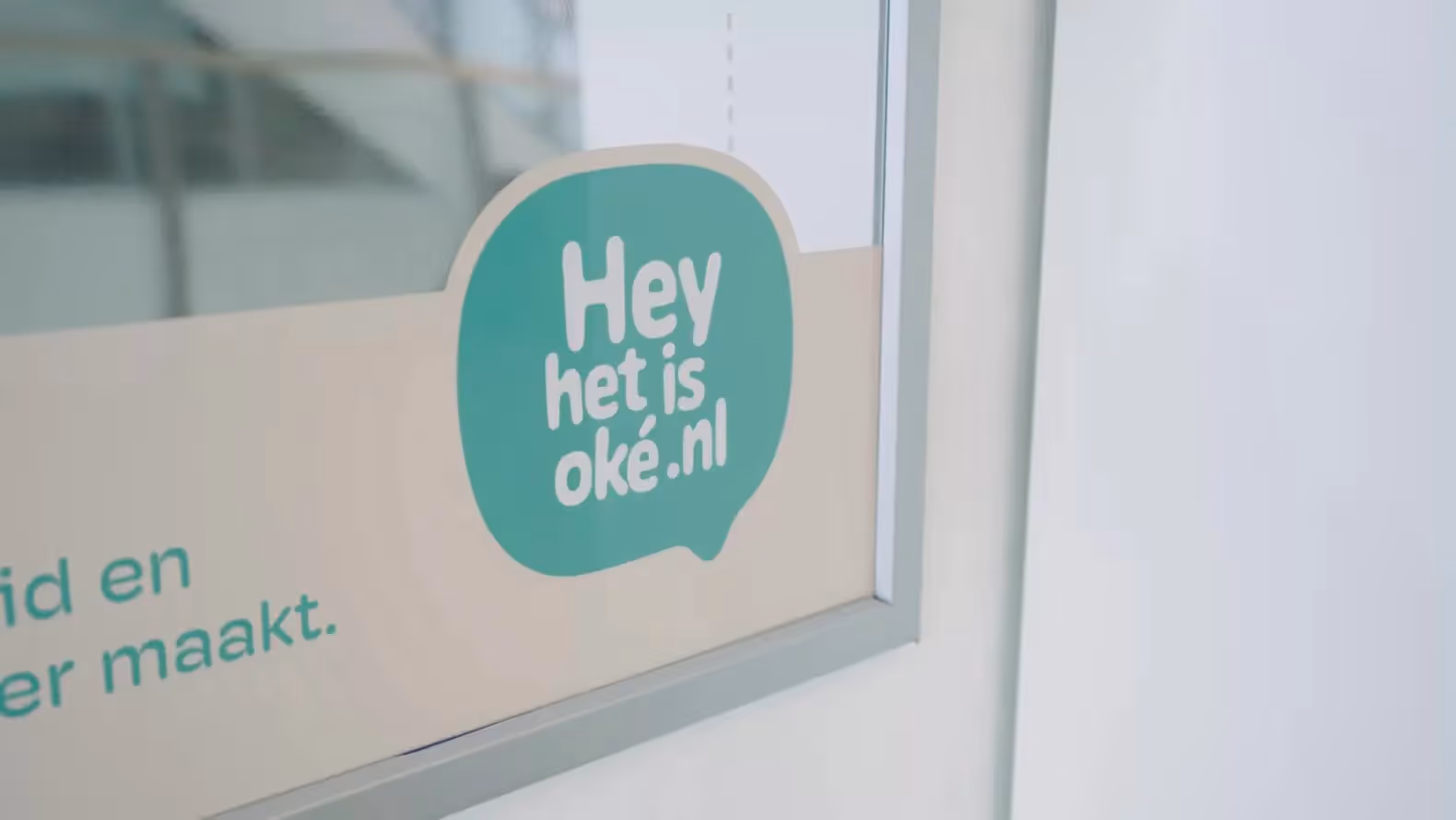 Close up van reclame met spiegel en de tekst Hey het is oke