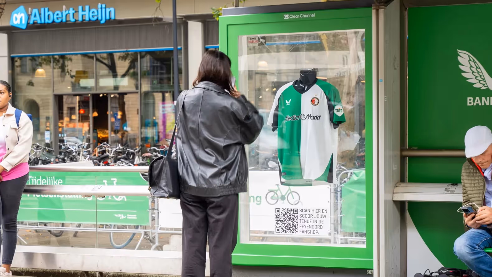 Bushalte met in de vitrine shirt van Feyenoord