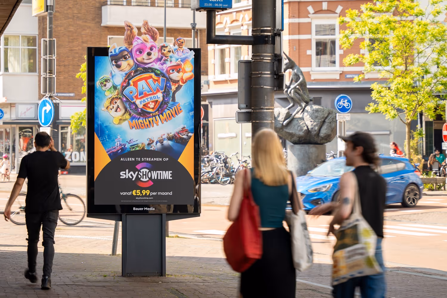 Vrijstaand reclameobject met 2D element en voorbijgangers