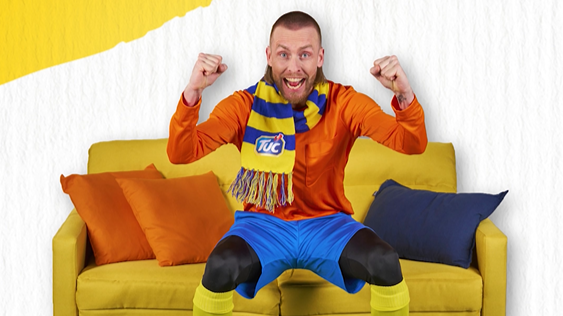 Nathan Rutjes op bank in TUC stijl