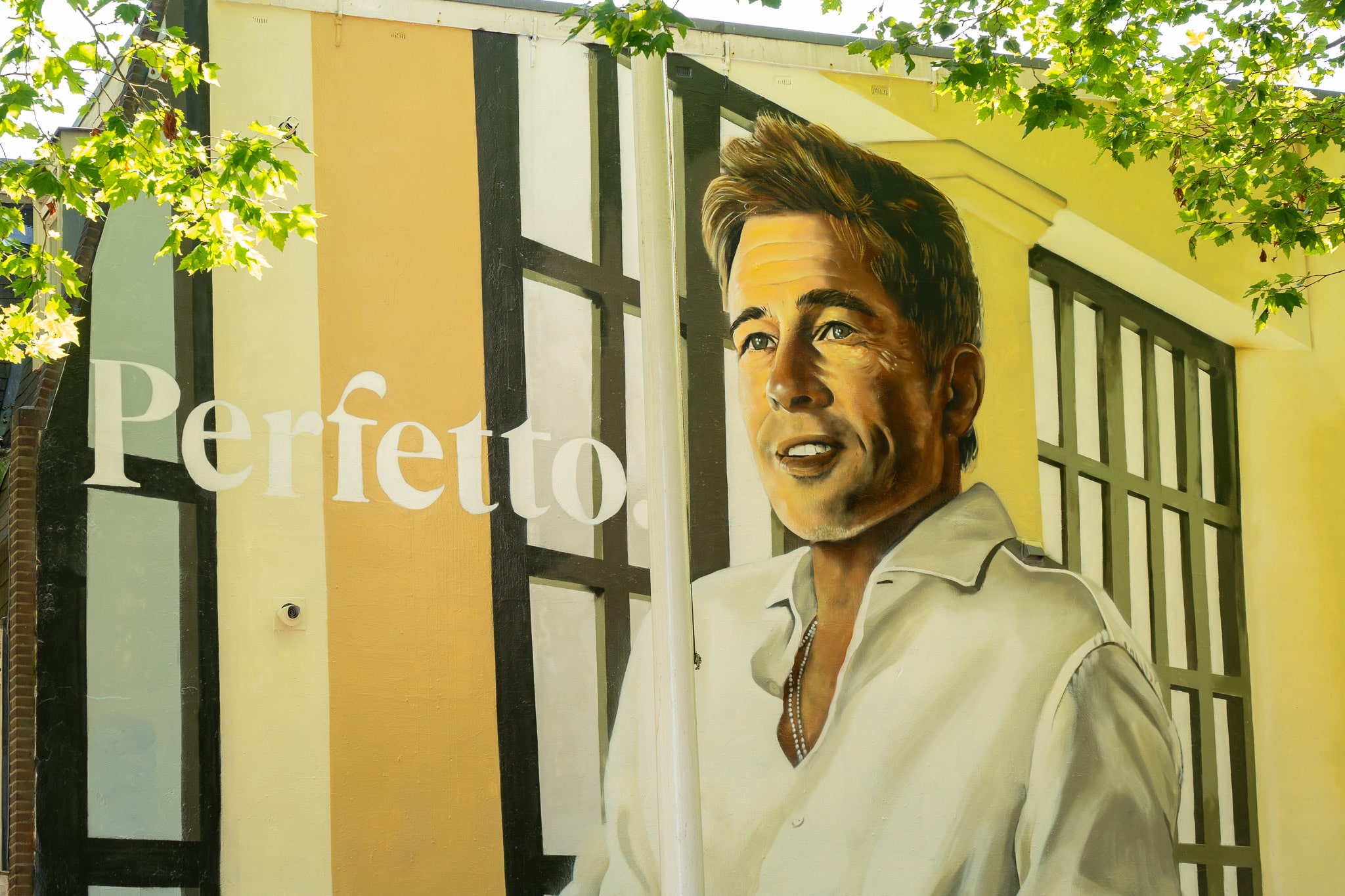 Muurschildering met Bradd Pitt en het woord Perfetto 