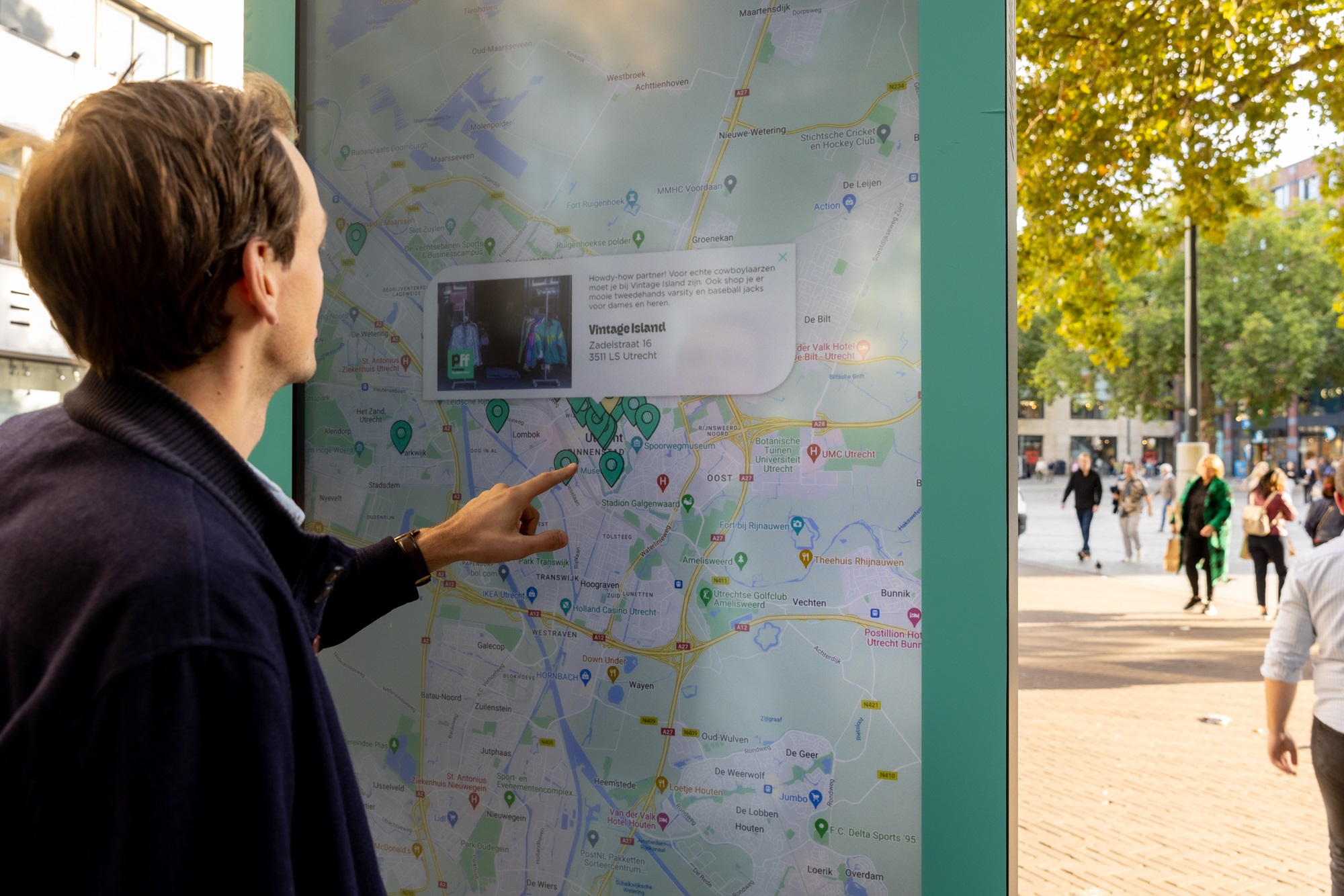 Man druk op digitaal scherm met landkaart