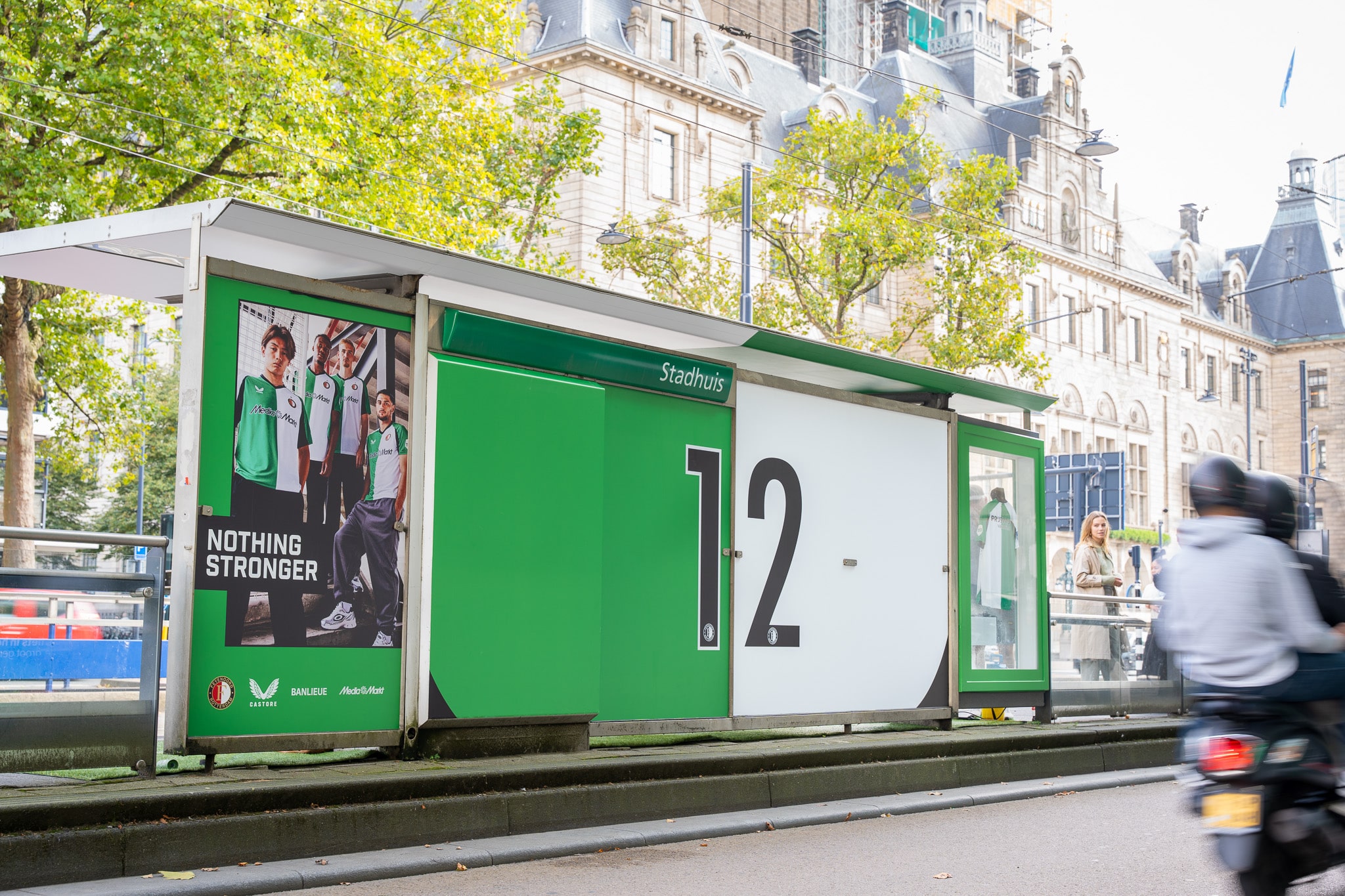 Bushalte Stadhuis Rotterdam in Feyenoord kleuren groen wit gewrapt