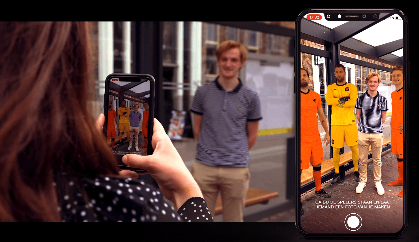 Man wordt door vrouw op de foto gezet met voetbalspelers in AR