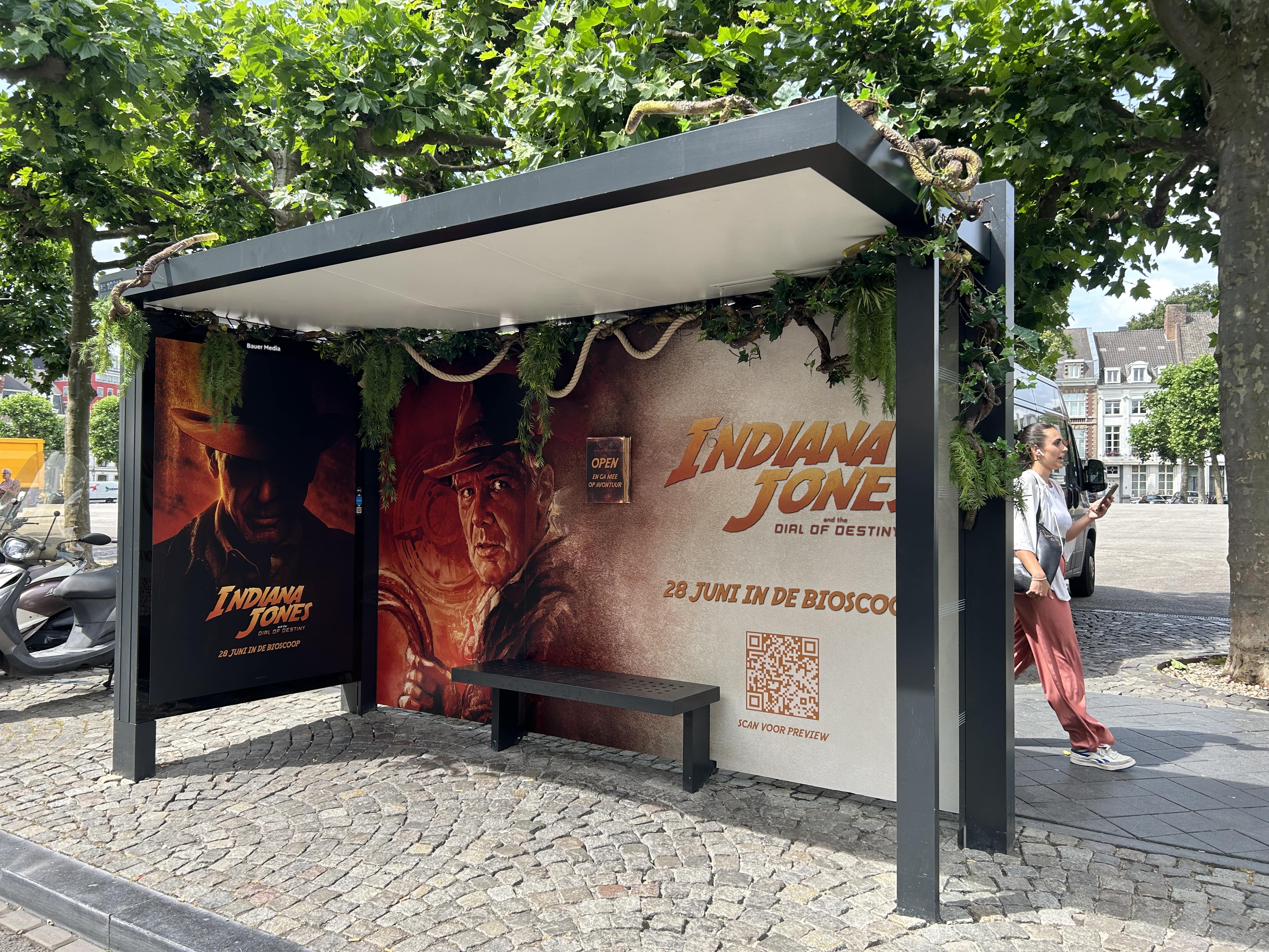 Bushalte in Indiana Jones sferen gewrapt op plein