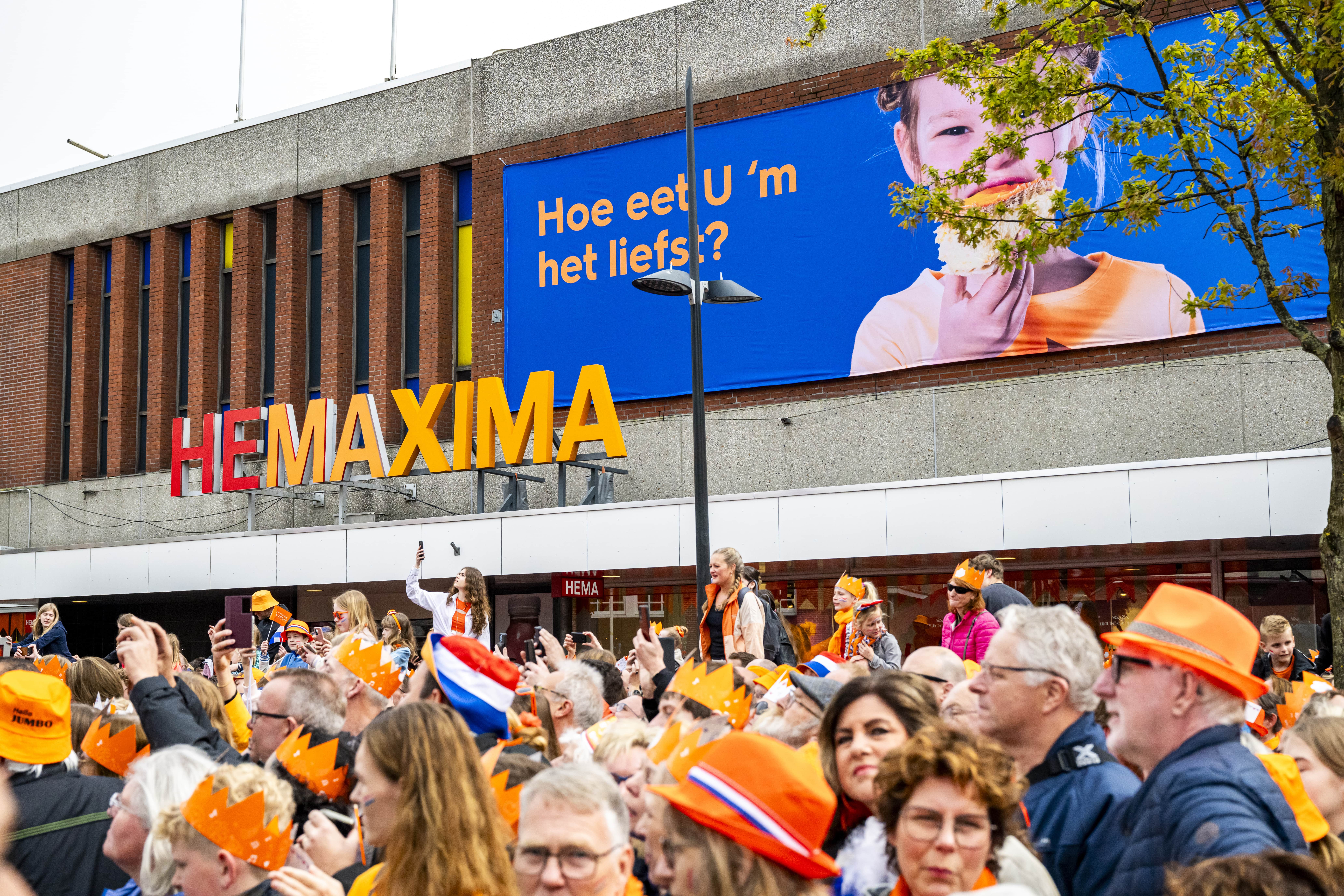 HEMA tijdens Koningsdag met feestend publiek in oranje kleding