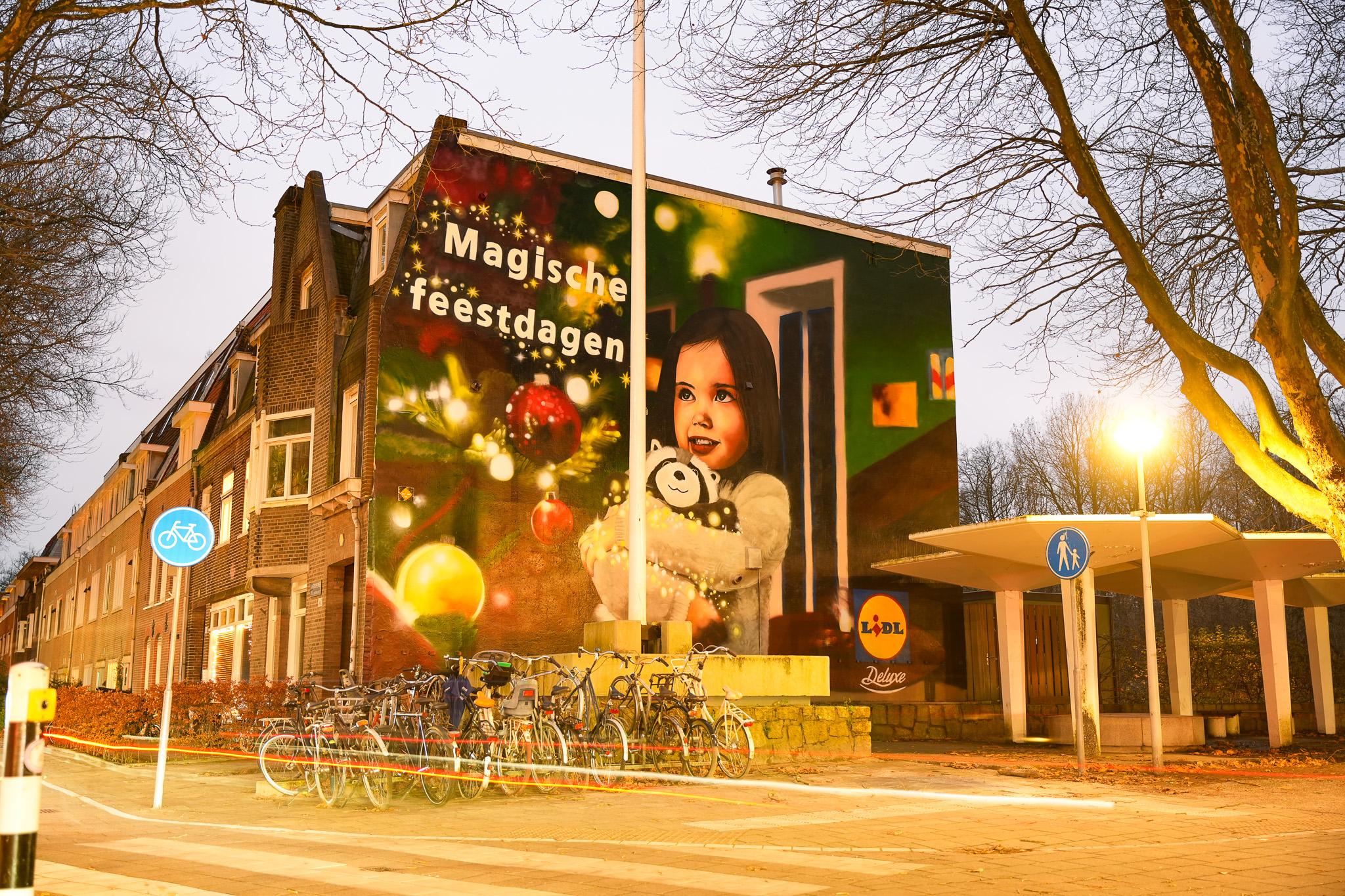 Muurschildering met Lidl kerstboodschap: magische feestdagen