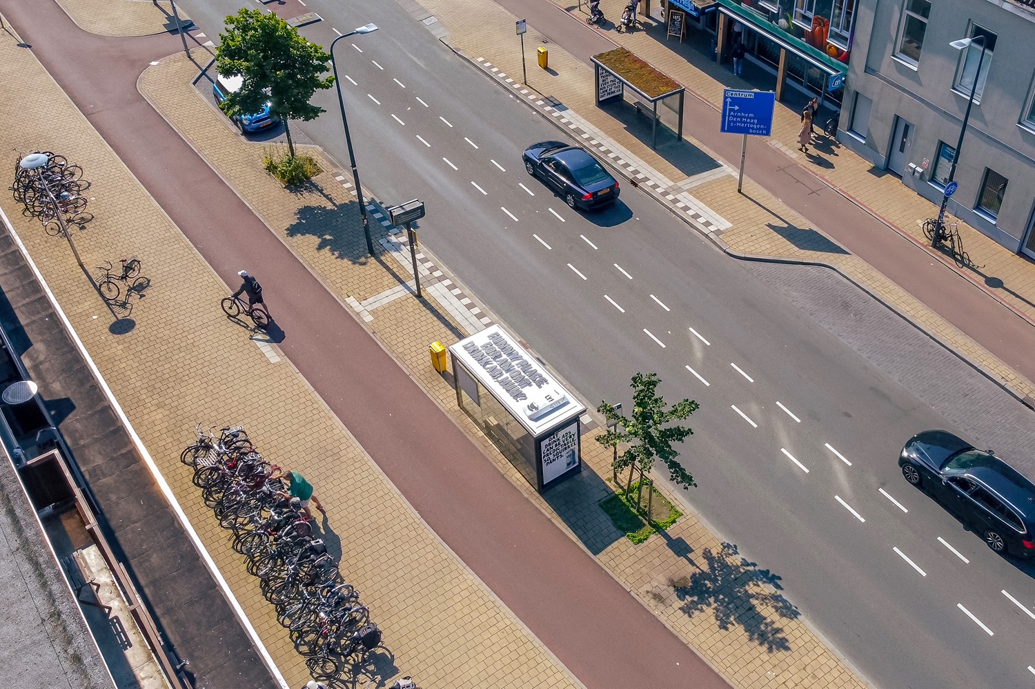 Oatly reclame bovenop bushokje