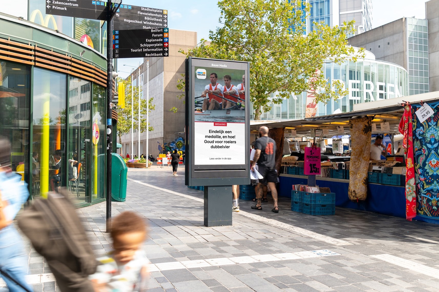 Digitaal scherm naast marktkraam