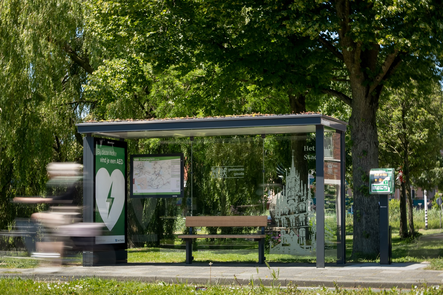 Bushalte Gouda met daarnaast een AED