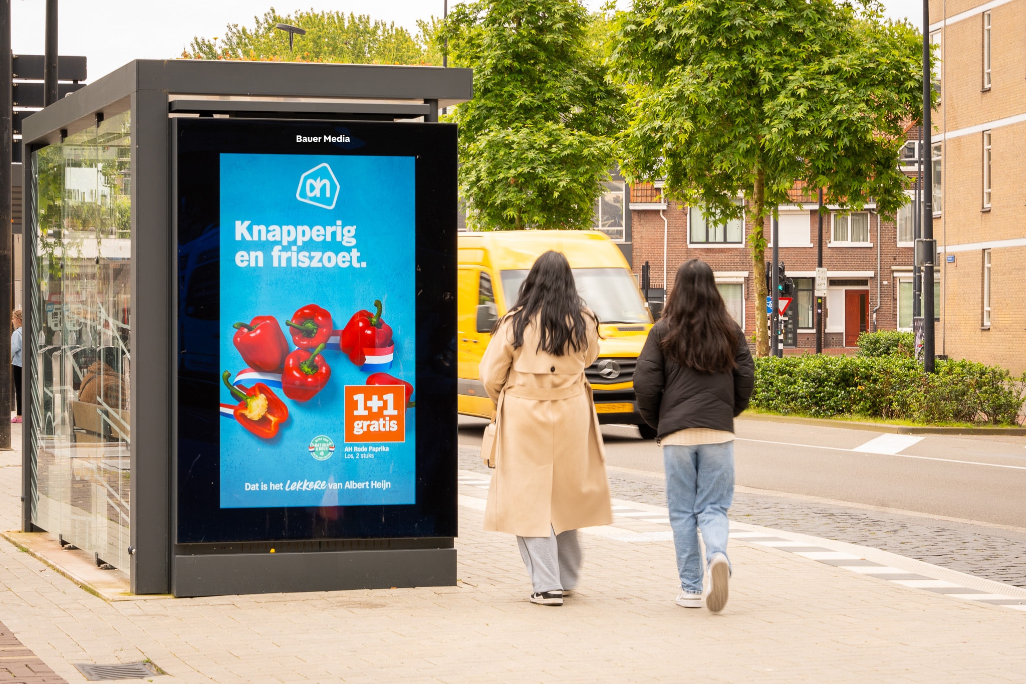 Bushalte met 2 voorbijgangers