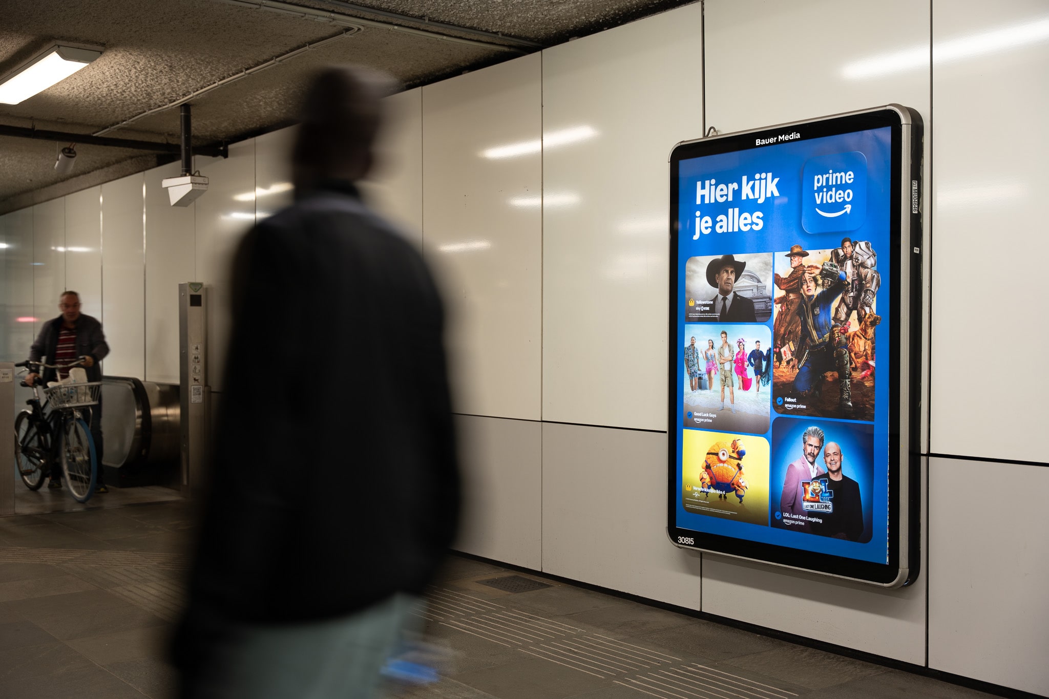 Reclameobject in metro met voetganger en fietser