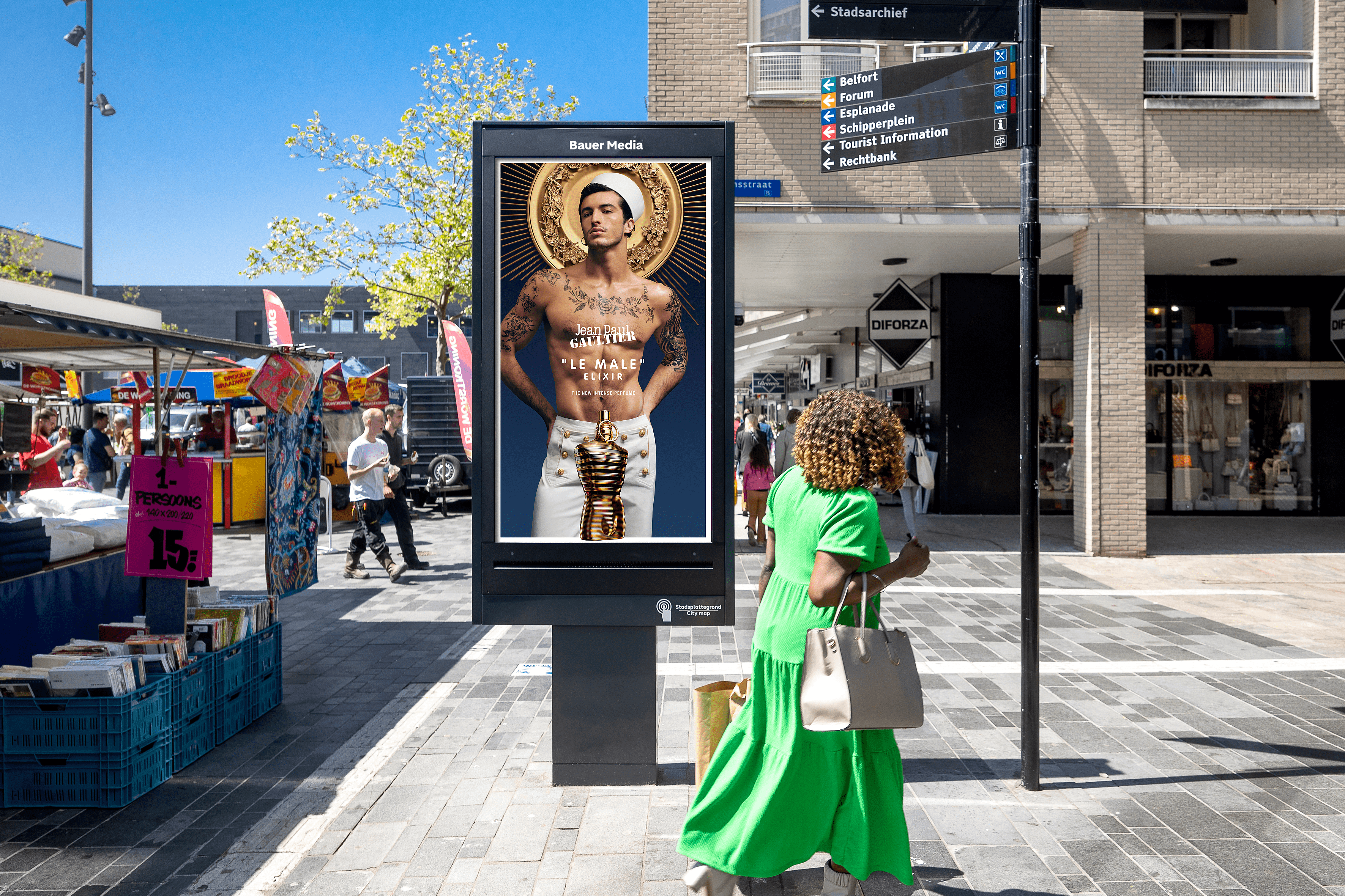 Digitaal scherm met reclame naast een markt en een vrouw loopt voorbij en kijkt naar scherm