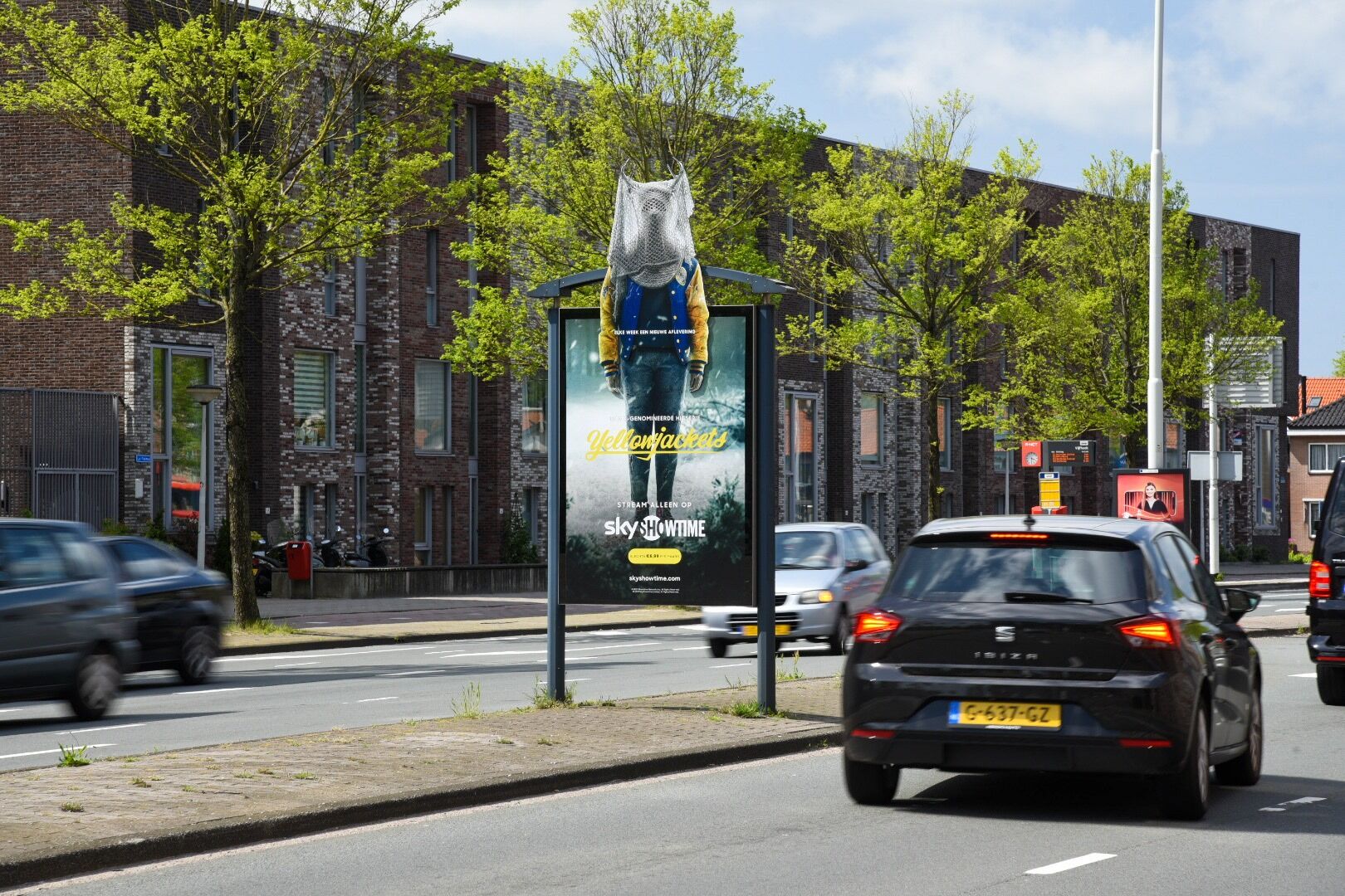 Reclameobject met Yellow Jackets reclame en auto die voorbij rijdt