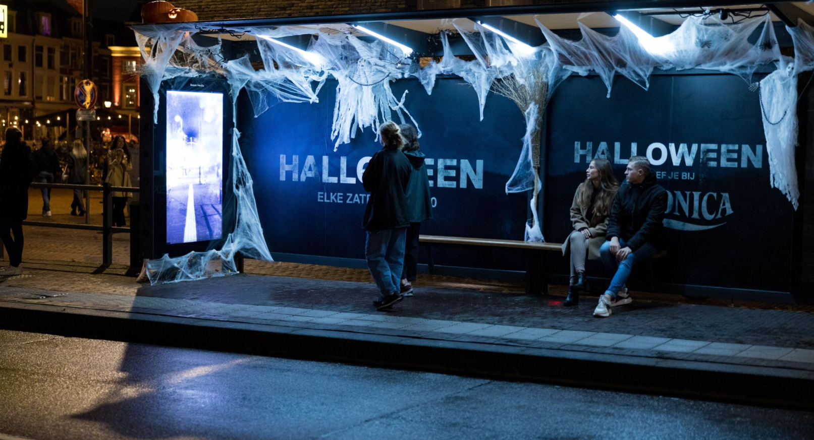 Bushalte in Halloween sfeer