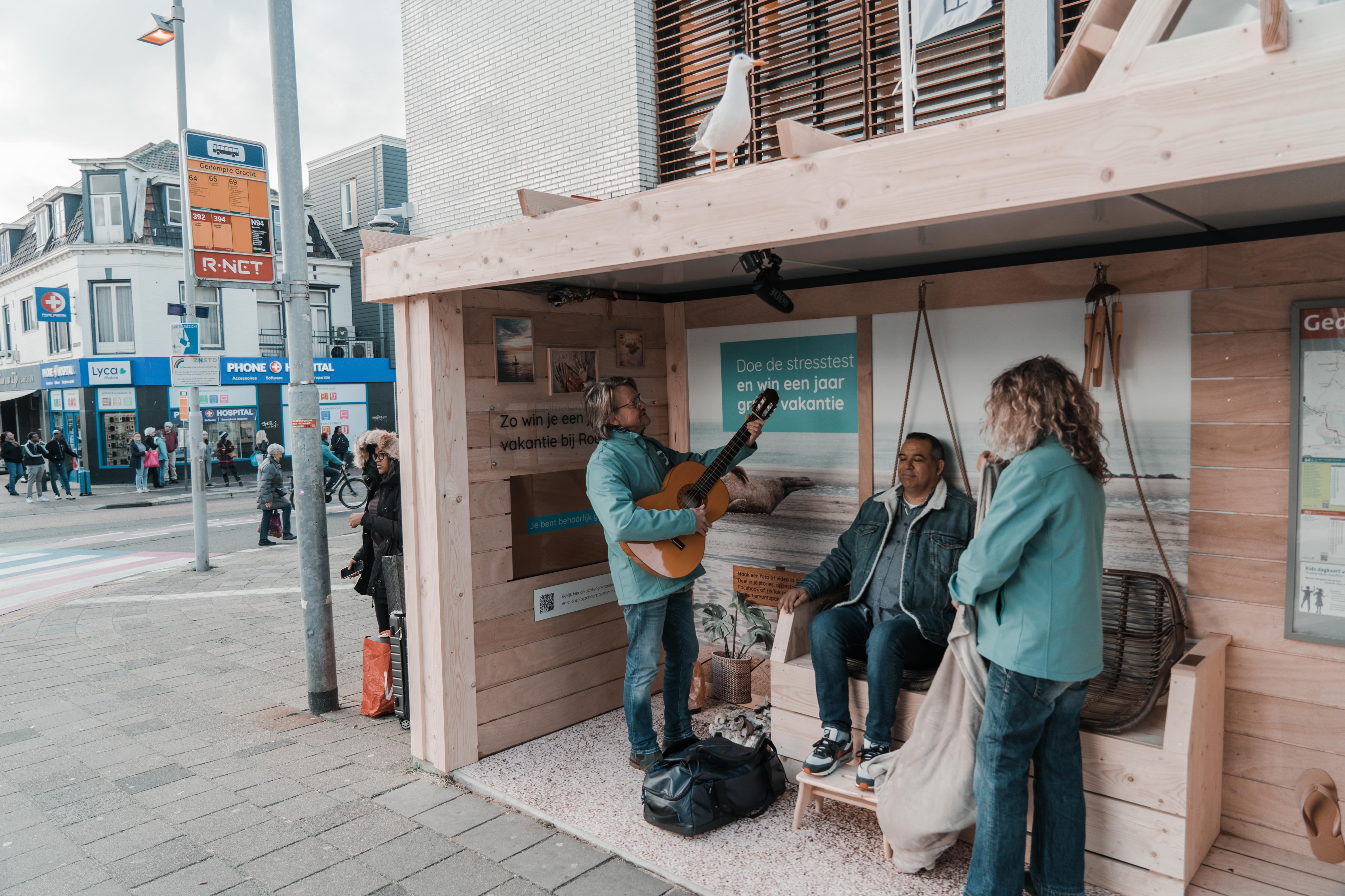 Bushalte met houten bekleding en voorbijgangers