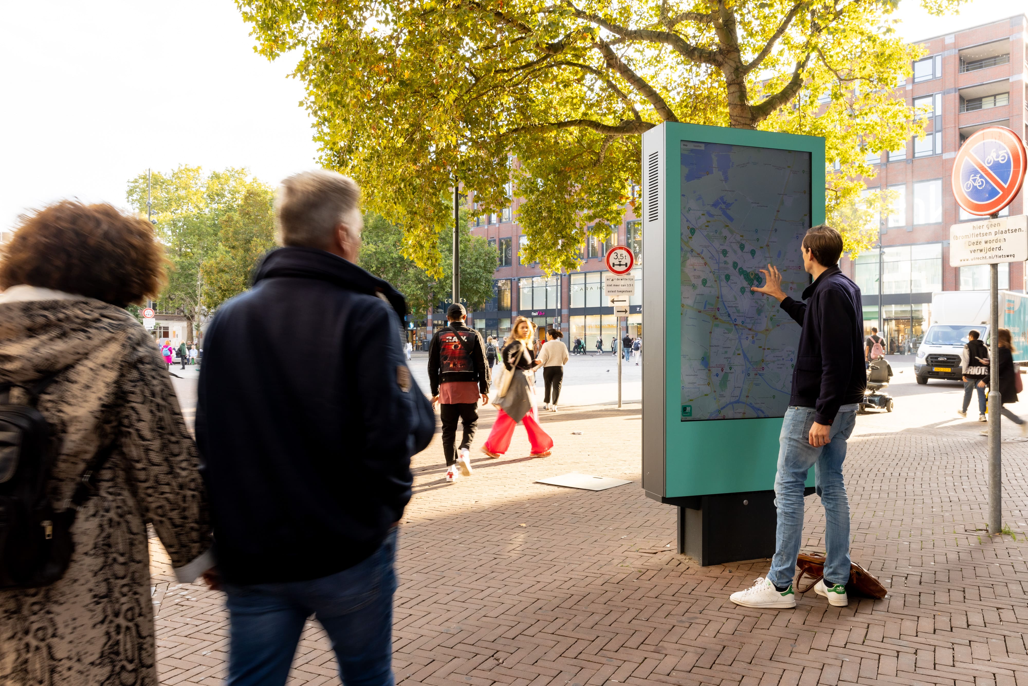 Man drukt op digitaal reclamescherm