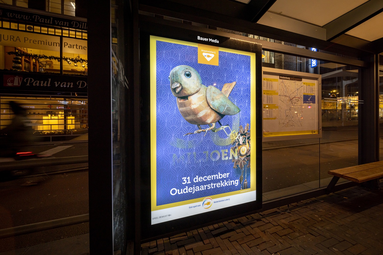 Staatsloterij reclame met vogel in reclamevak bushalte