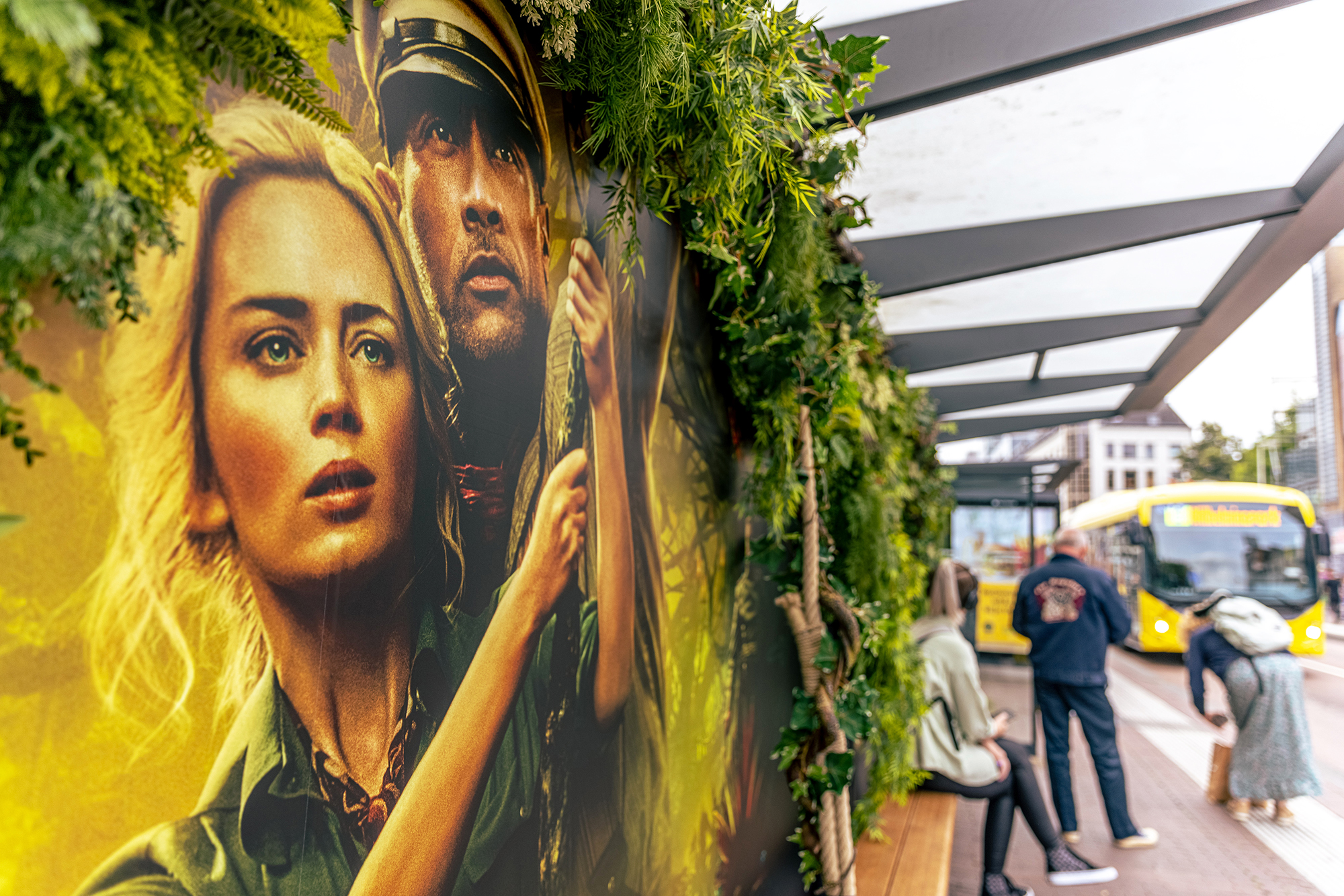 Close up van bushalte met Disney Jungle wrap