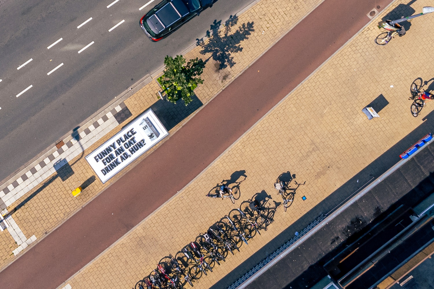 Oatly reclame bovenop bushokje