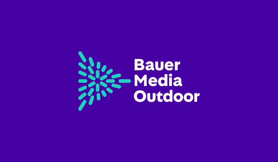 Bauer Media Outdoor logo op paarse achtergrond