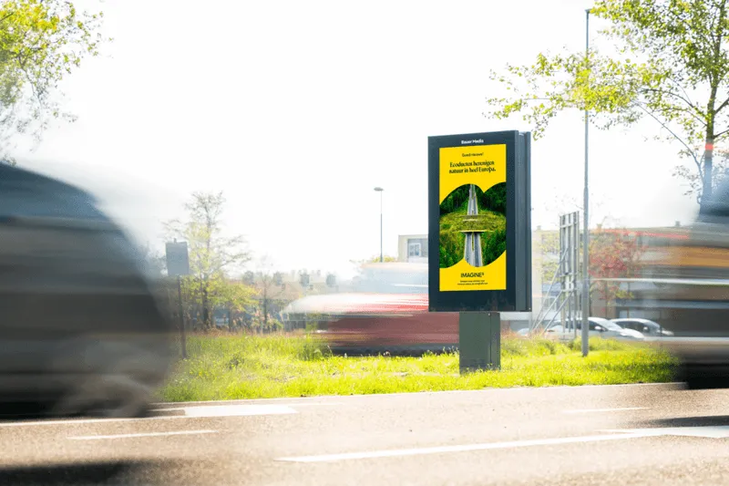 Digitaal scherm langs weg met Imagine5 campagne