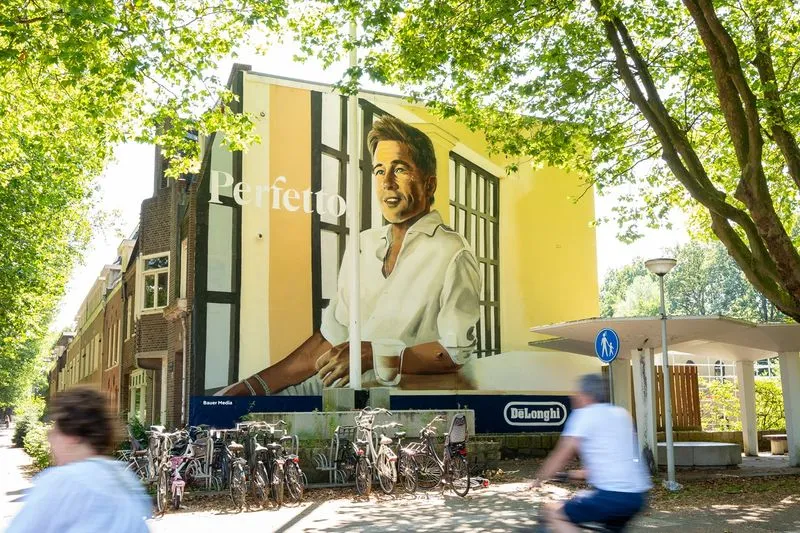 Muur met wandschildering van Brad Pitt