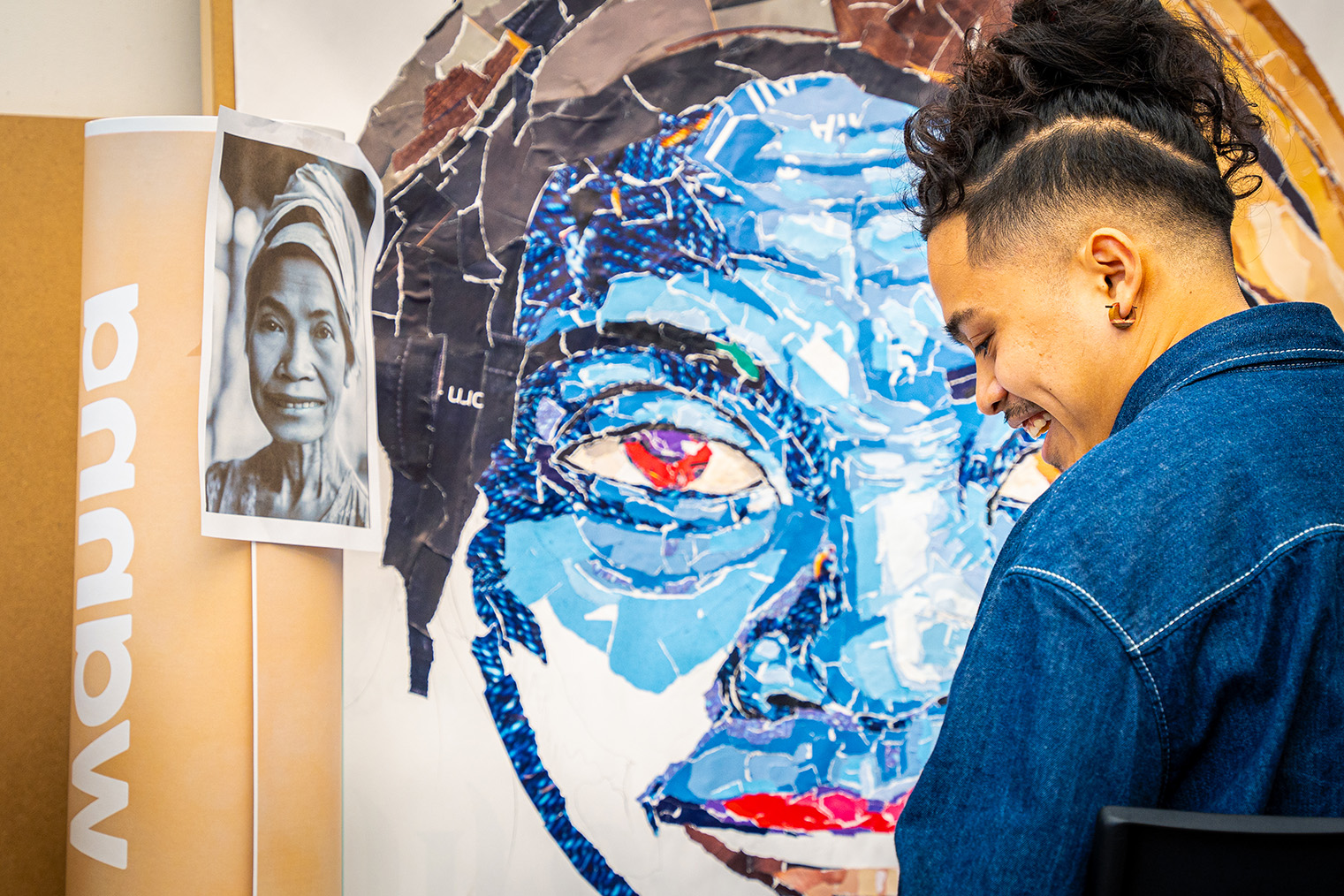 Kunstenaar aan het werk met oude posters