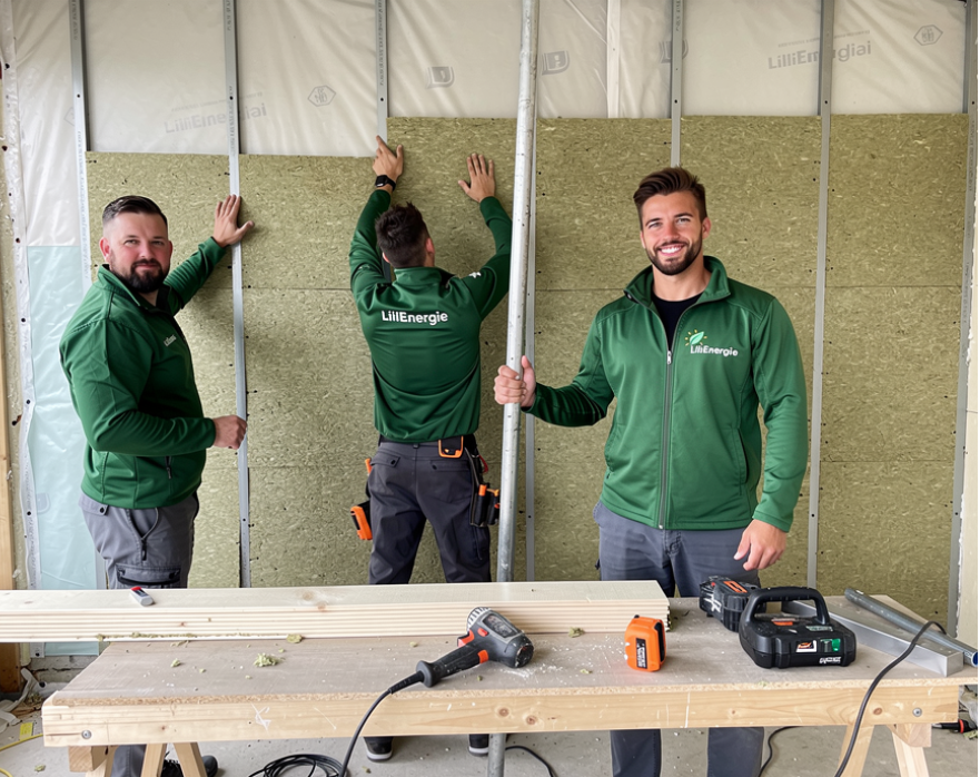 Trois techniciens LiliEnergie installant un isolant intérieur dans une maison pour améliorer le confort thermique