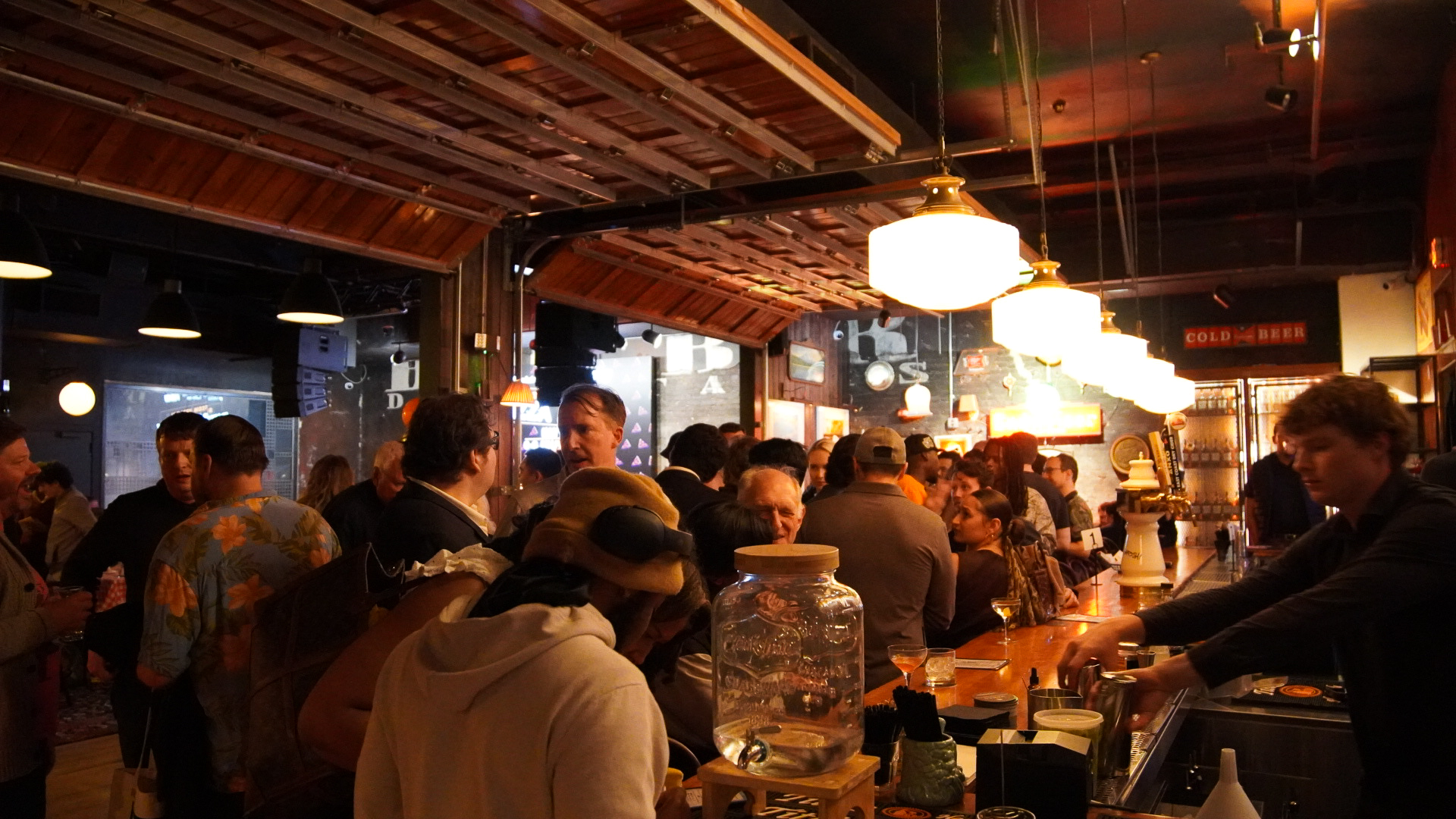 Closing party crowd at PubKey DC
