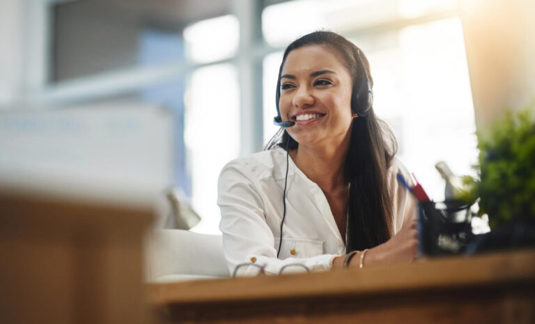 Foto de uma agente feminina trabalhando em um call center