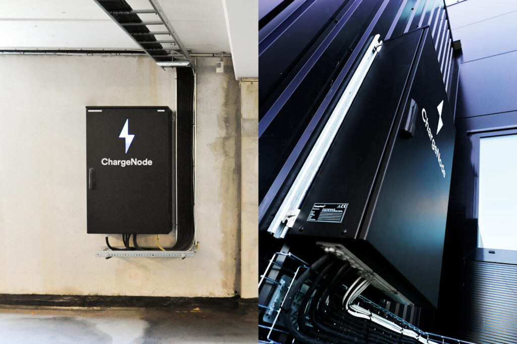 Två svarta ChargeNode-elskåp med kablar, monterade på väggar i industrimiljö.
