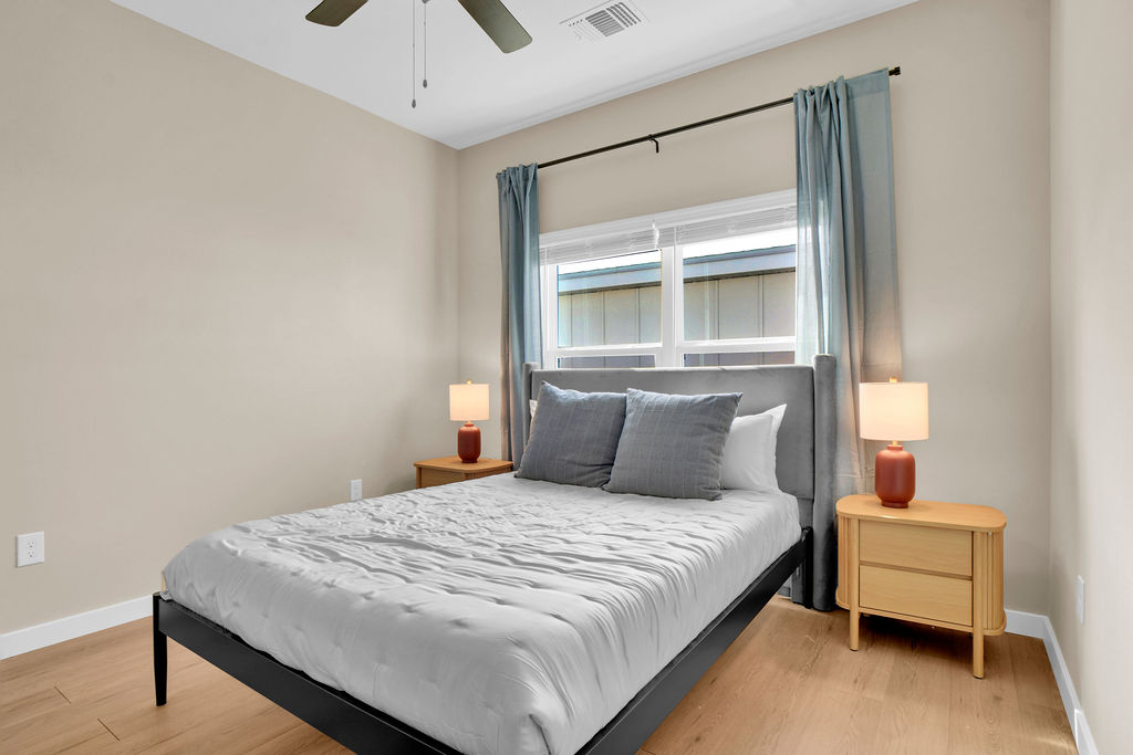 Bedroom with bed, bedside tables with lamps