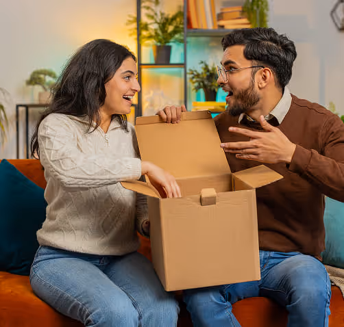 Pareja que realizo compra a un micro emprendedor recibe producto en su casa  