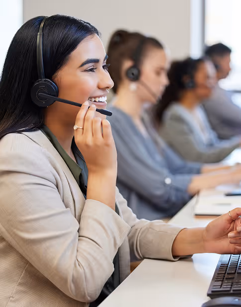 Mujer parte del personal de fluyo brindando soporte en call center a un usuario 