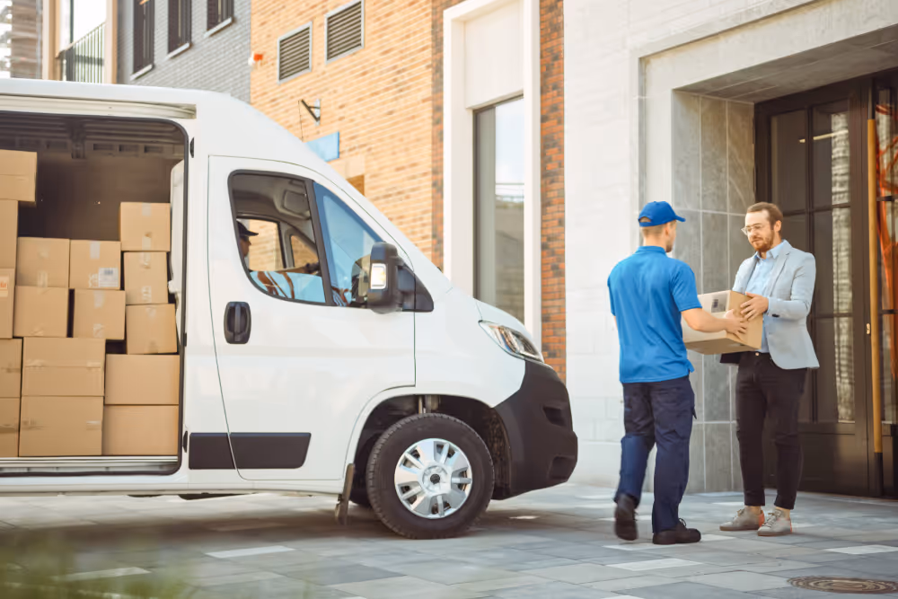 Mensajero dejando un pedido realizado en casa de un cliente
