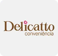 Logotipo da marca Delicatto conveniência com texto marrom e um ponto rosa estilizado na letra i.