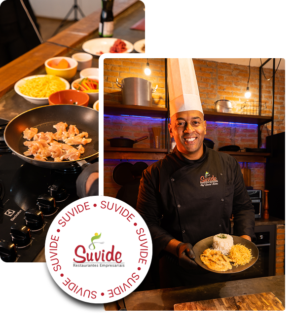 Chef sorridente em uniforme preto e chapéu alto segurando prato com arroz, frango grelhado e batata palha em cozinha moderna com parede de tijolos.