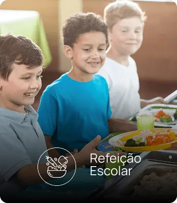 Uma criança em um refeitório.