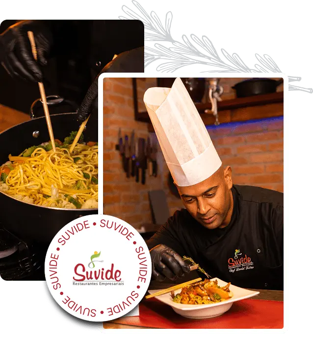 Chef com chapéu branco e uniforme preto prepara cuidadosamente um prato gourmet em restaurante com parede de tijolos, ao lado imagem de panela com macarrão sendo mexido com pegadores.