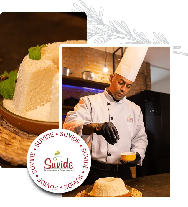 Chef vestido com uniforme branco e touca, temperando sobremesa branca em prato marrom sobre mesa escura em cozinha com parede de tijolos.