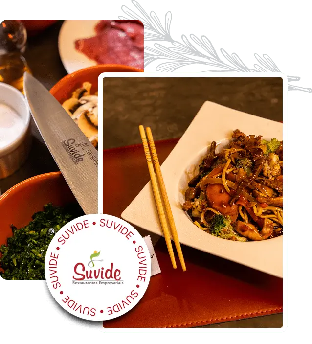 Prato branco quadrado com macarrão frito misturado com legumes e carne ao lado de pauzinhos de madeira, com fundo desfocado de ingredientes frescos em tigelas e um faca com a marca Suvide.