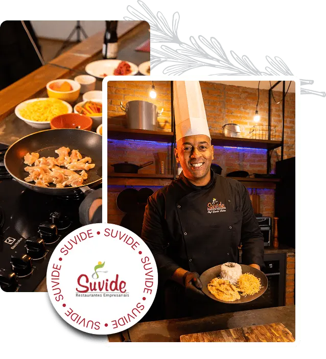 Chef sorridente em uniforme preto e chapéu branco segura prato com arroz, frango e farofa em cozinha com parede de tijolos e prateleiras com utensílios. Ao lado, frigideira com pedaços de frango sendo cozinhados no fogão.