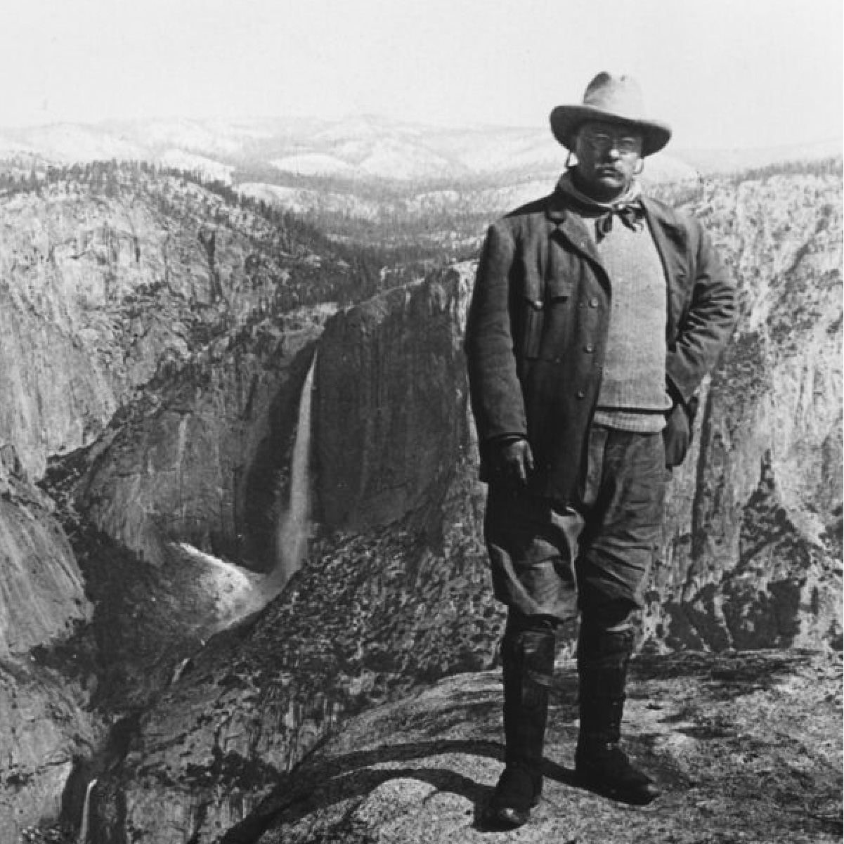 Roosevelt stands at the entrance to Yosemite with John Muir