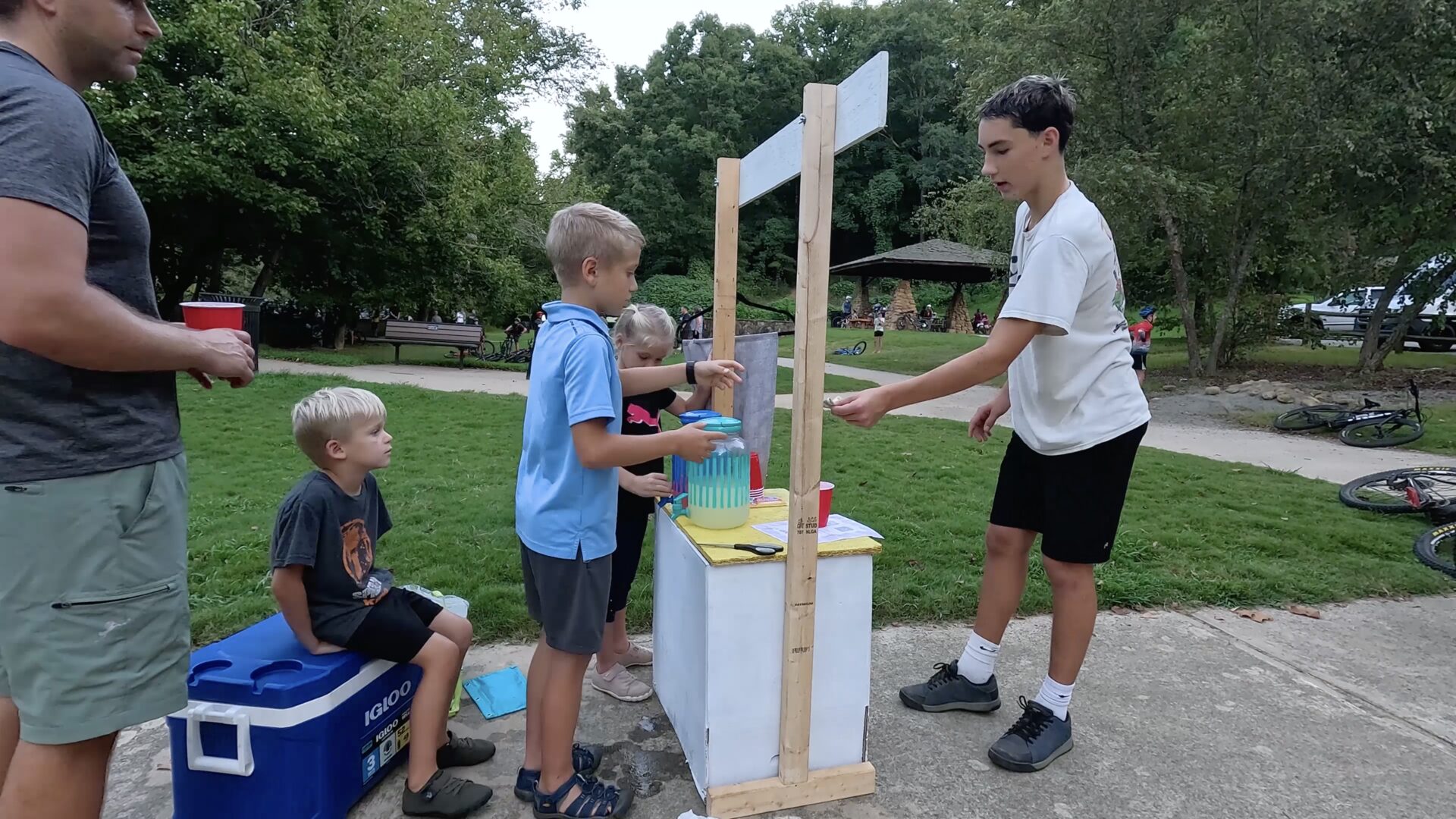 Selling lemonade and collecting change