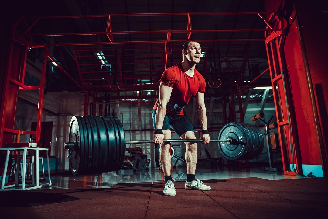 man deadlifting - Average Deadlift Weight