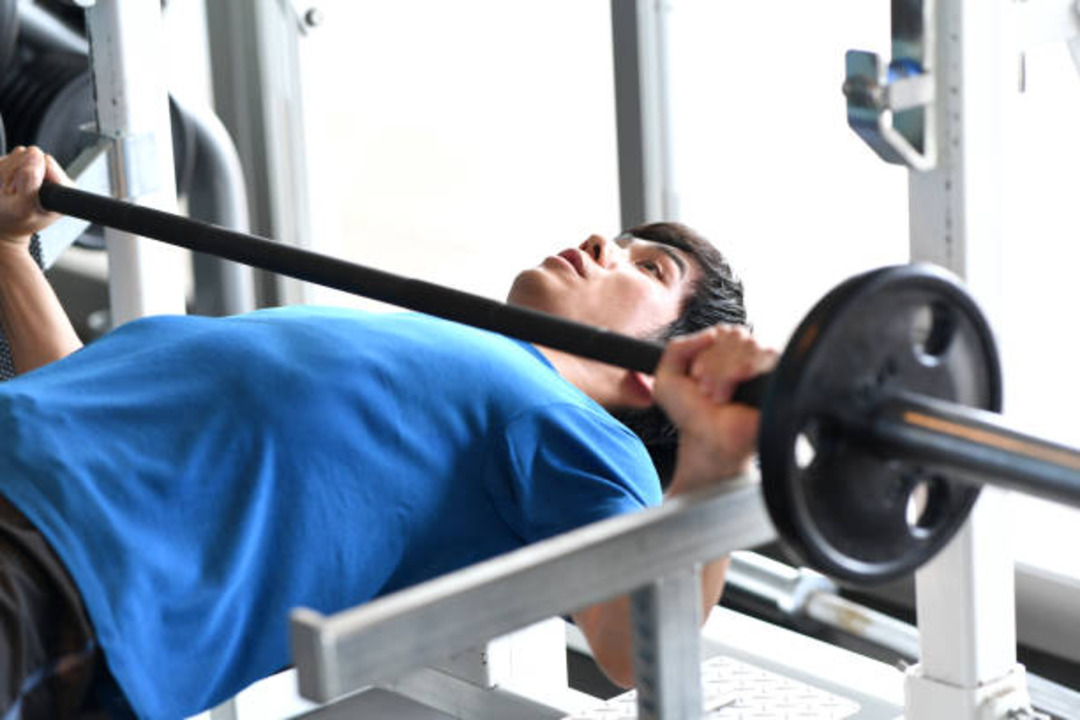 young boy doing benchpress - Average Bench Press By Age 16